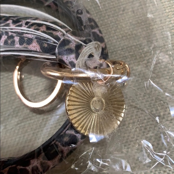 Leopard print bangle bracelet keychain holder - Picture 4 of 4